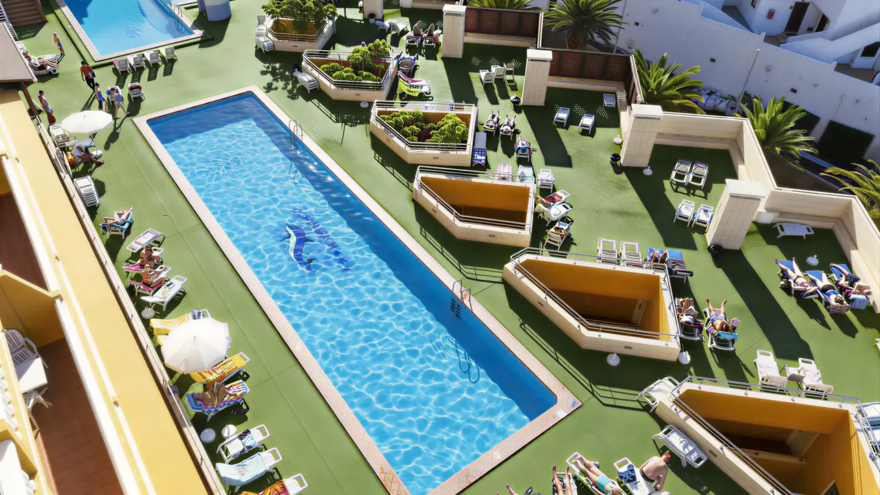 Basen z leżakami w Villa Adeje Beach
