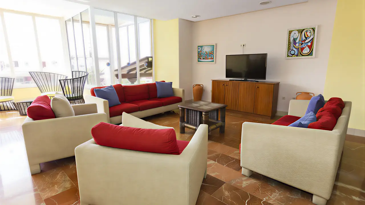 Salon z sofami i telewizorem w Villa Adeje Beach