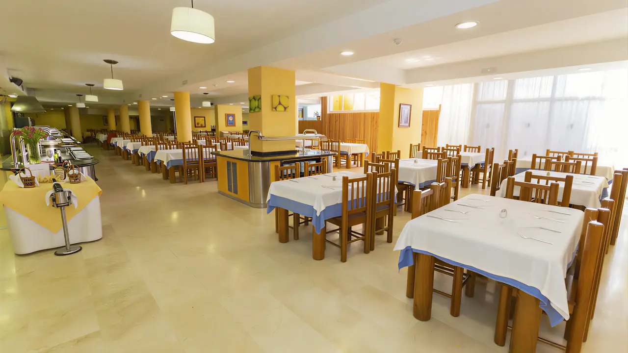 Restauracja w Villa Adeje Beach z nakrytymi stołami