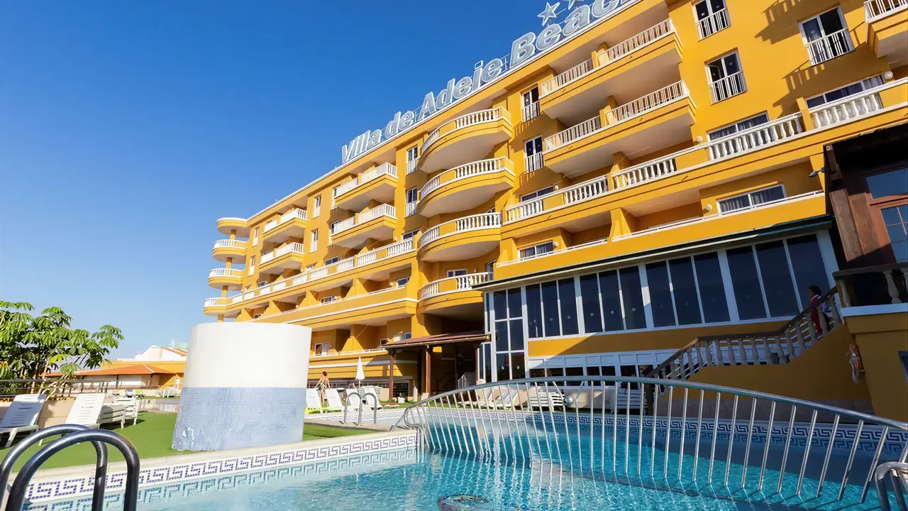 Widok na budynek i basen w Villa Adeje Beach