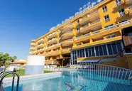 Widok na budynek i basen w Villa Adeje Beach