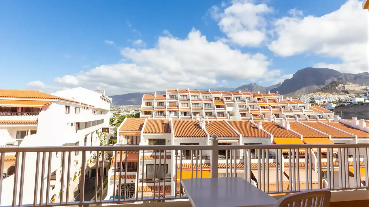 Balkon z widokiem na budynki Villa Adeje Beach