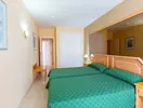 Pokój z łóżkami w hotelu Villa Adeje Beach