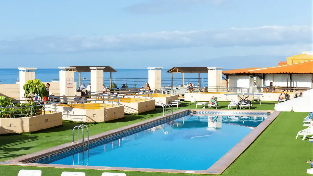 Basen z leżakami w Villa Adeje Beach