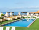 Basen z leżakami w Villa Adeje Beach