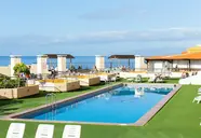 Basen z leżakami w Villa Adeje Beach