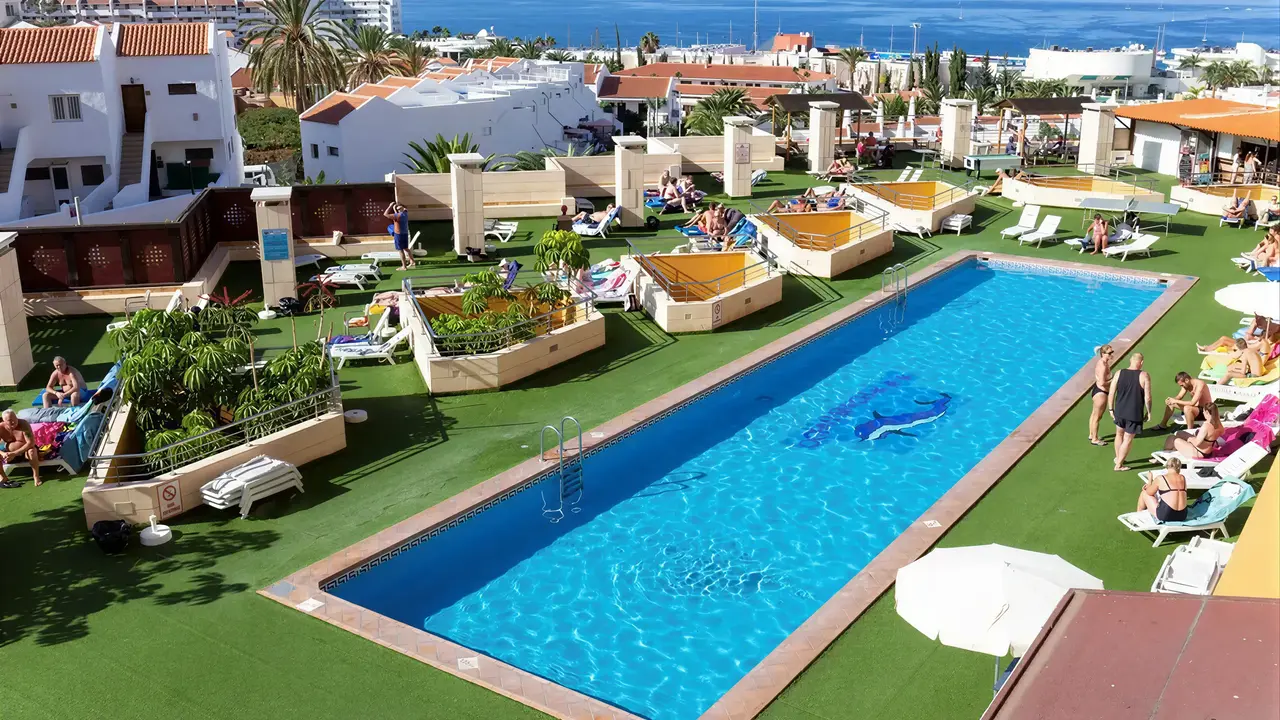 Basen i leżaki w obiekcie Villa Adeje Beach