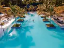 Basen z leżakami i palmami w Villa Nautica