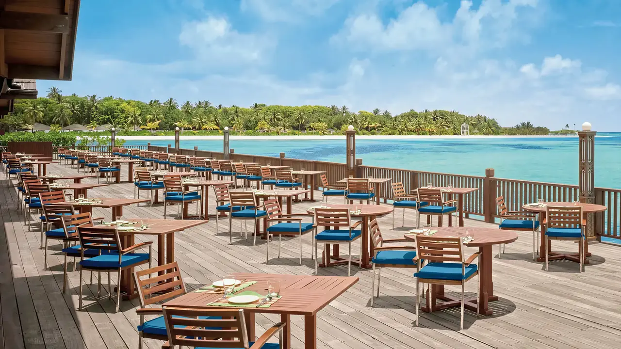 Restauracja na tarasie w Villa Nautica nad wodą