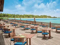 Restauracja na tarasie w Villa Nautica nad wodą