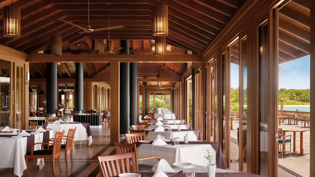 Elegancka restauracja w Villa Nautica z nakrytymi stołami
