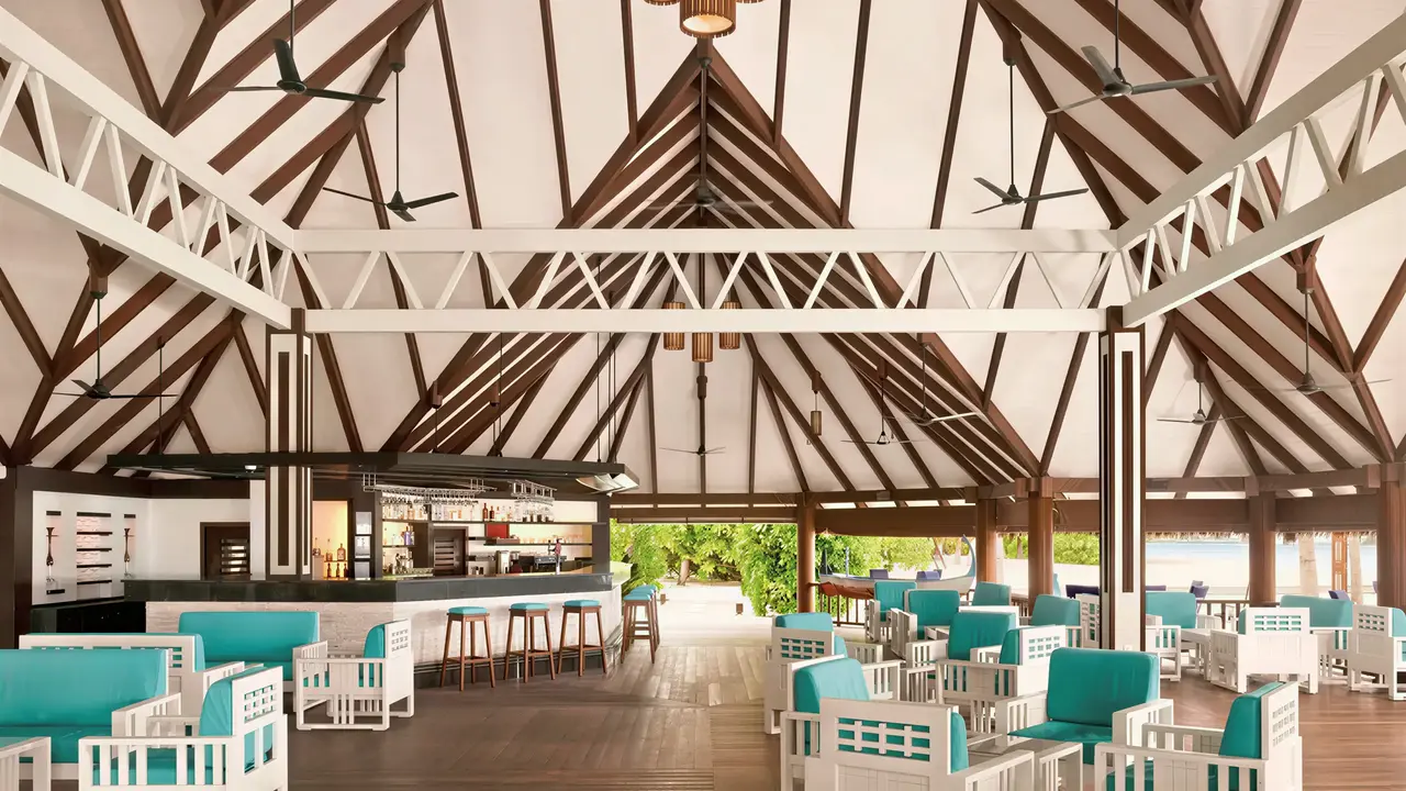 Bar z białymi meblami w Villa Nautica