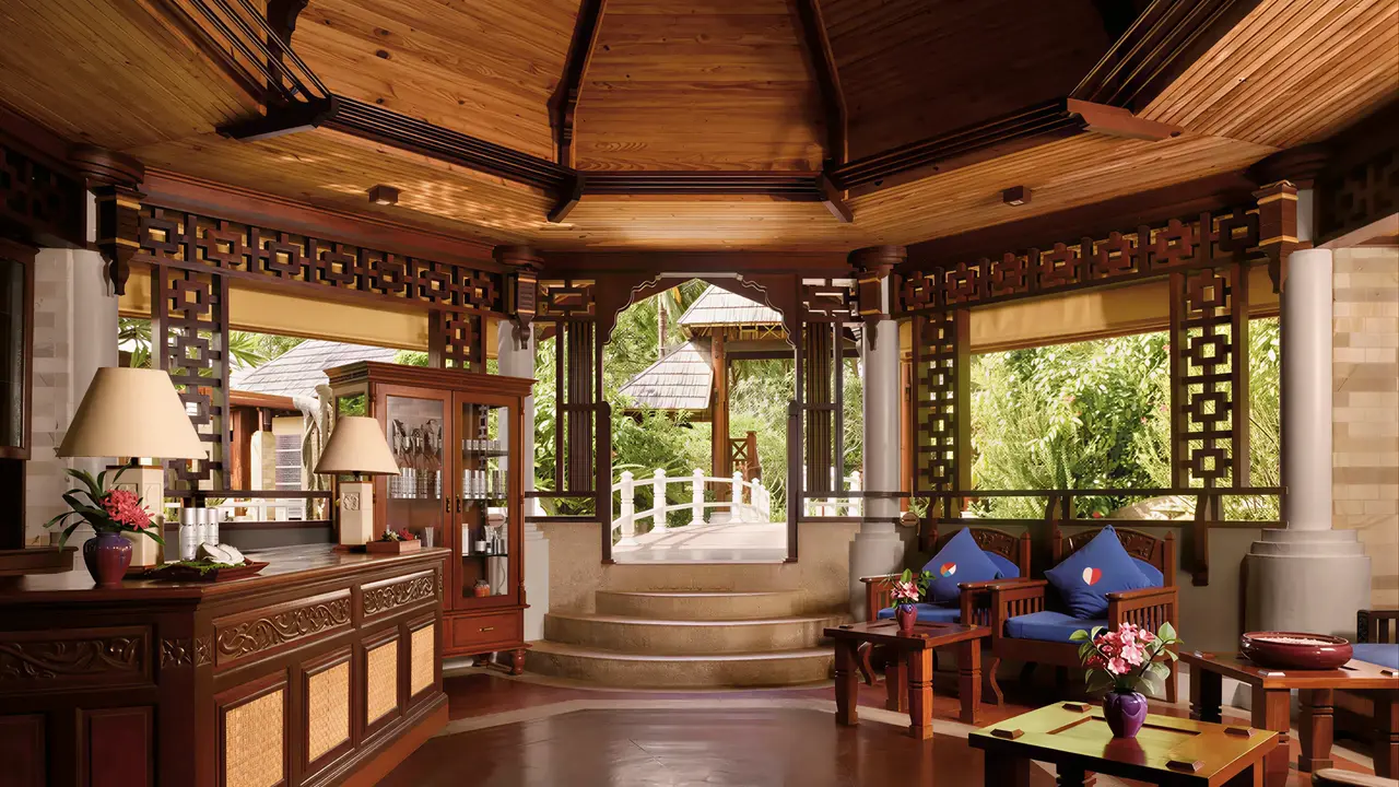 Wnętrze eleganckiego lobby w Villa Nautica