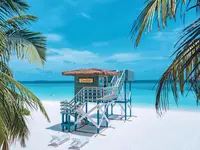 Biała plaża i pawilon w Villa Nautica