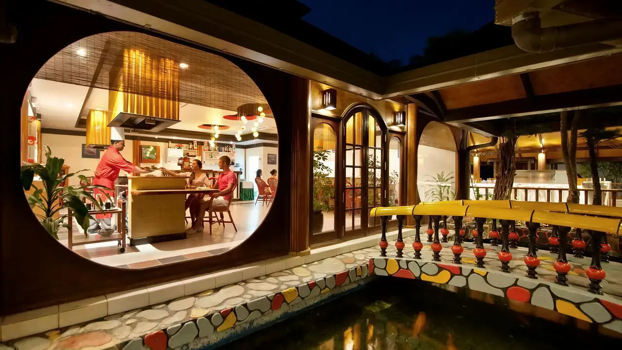 Restauracja w Villa Nautica z widokiem na staw