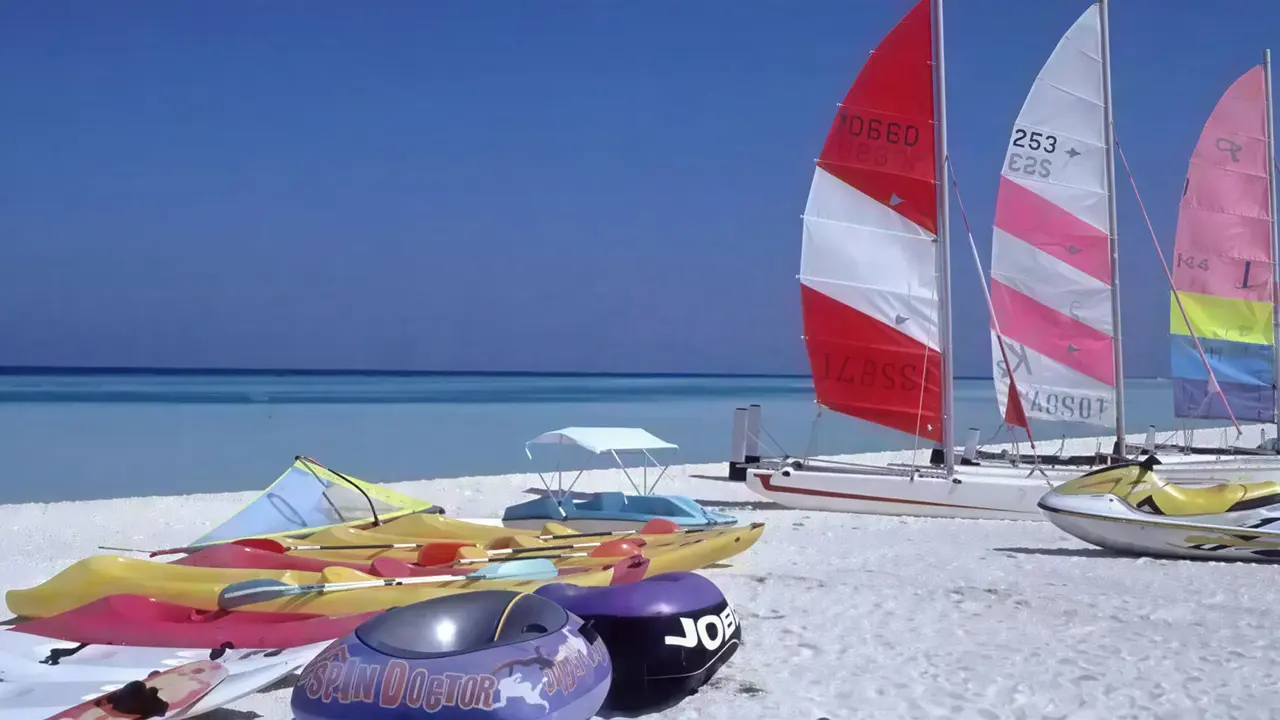 Łodzie żaglowe i kajaki na plaży Villa Nautica
