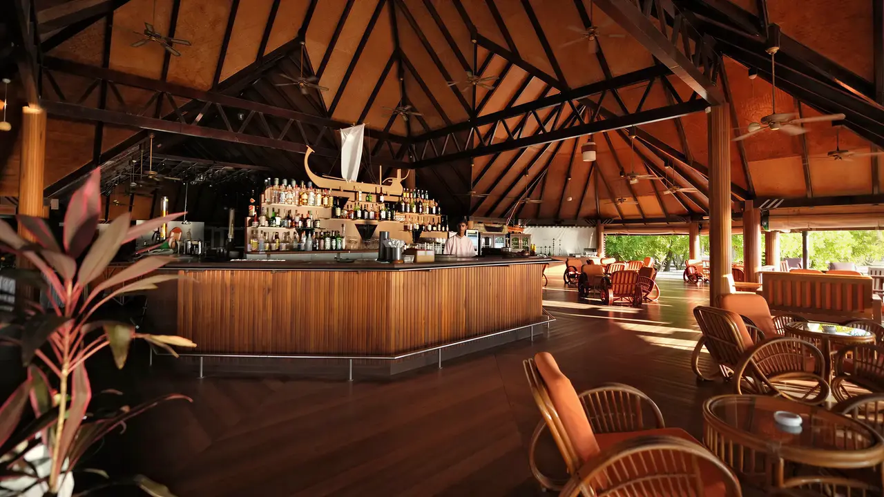 Bar z drewnianym kontuarem w Villa Nautica