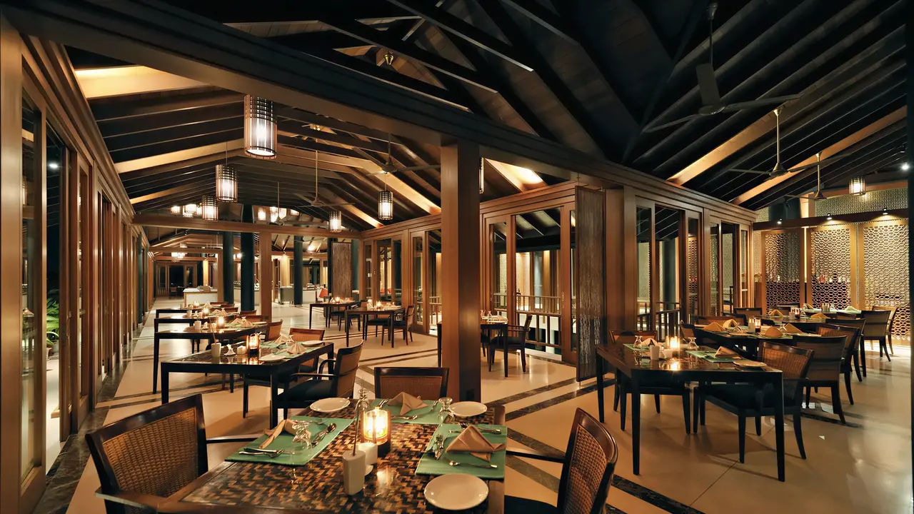 Elegancka restauracja w Villa Nautica z ustawionymi stolikami