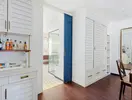 Wnętrze pokoju w Villa Nautica z aneksem kuchennym