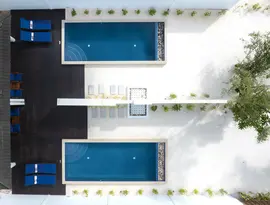 Baseny i leżaki w Villa Nautica
