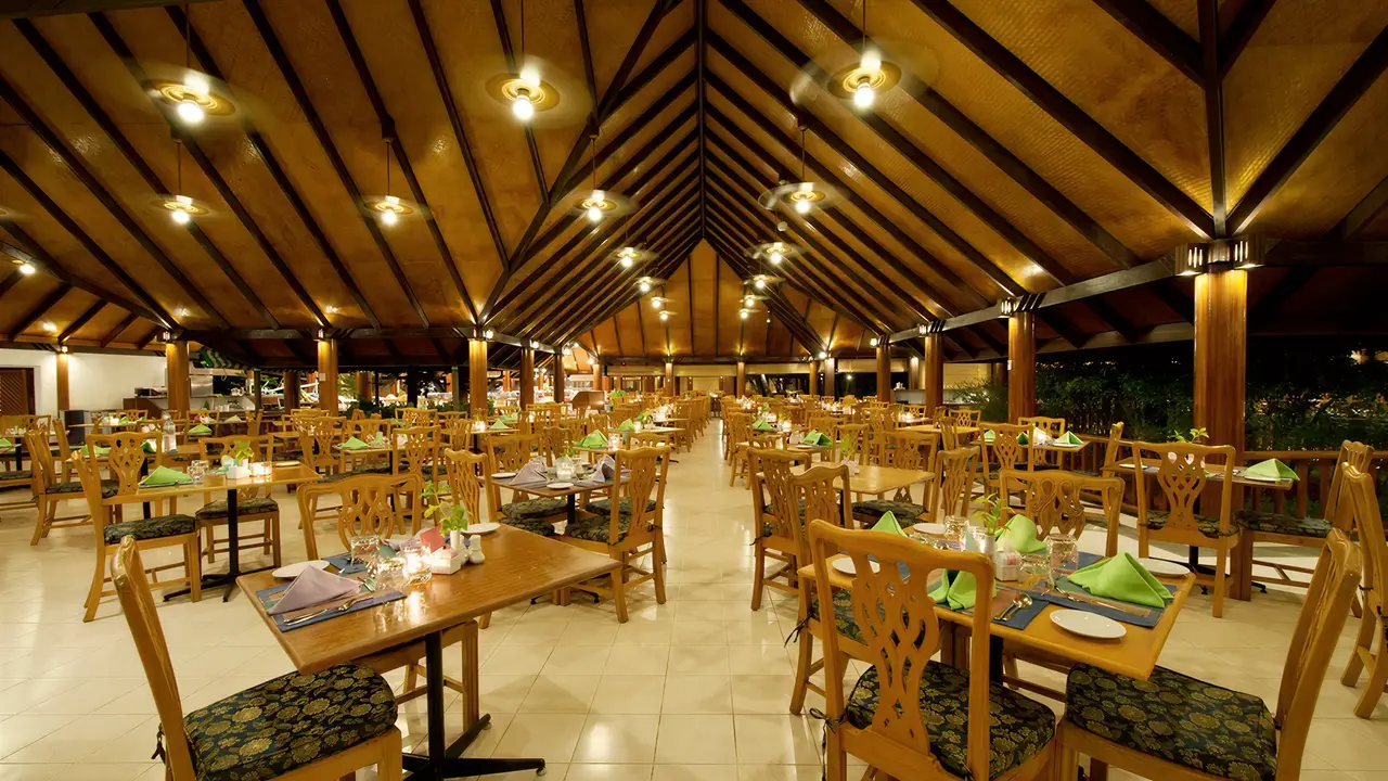 Restauracja w Villa Nautica z drewnianymi stołami