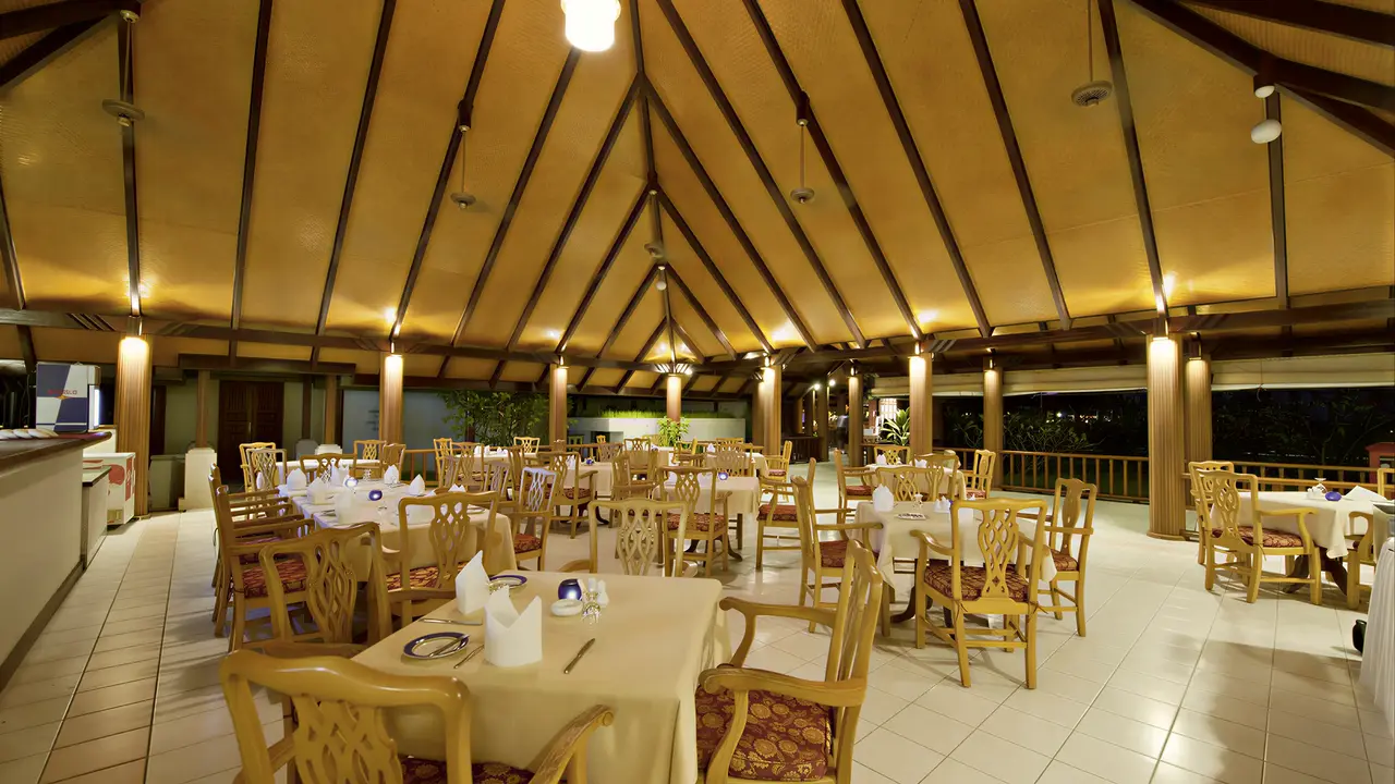 Restauracja w Villa Nautica z nakrytymi stołami