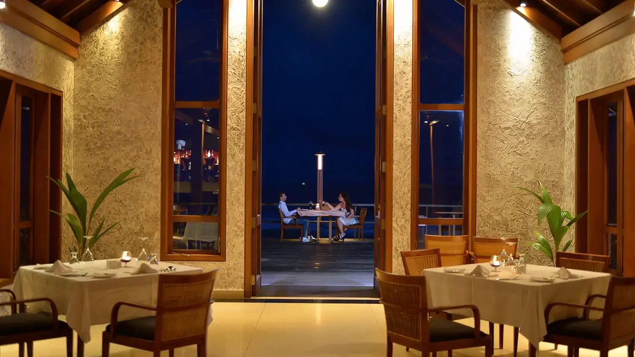 Elegancka restauracja w Villa Nautica z widokiem