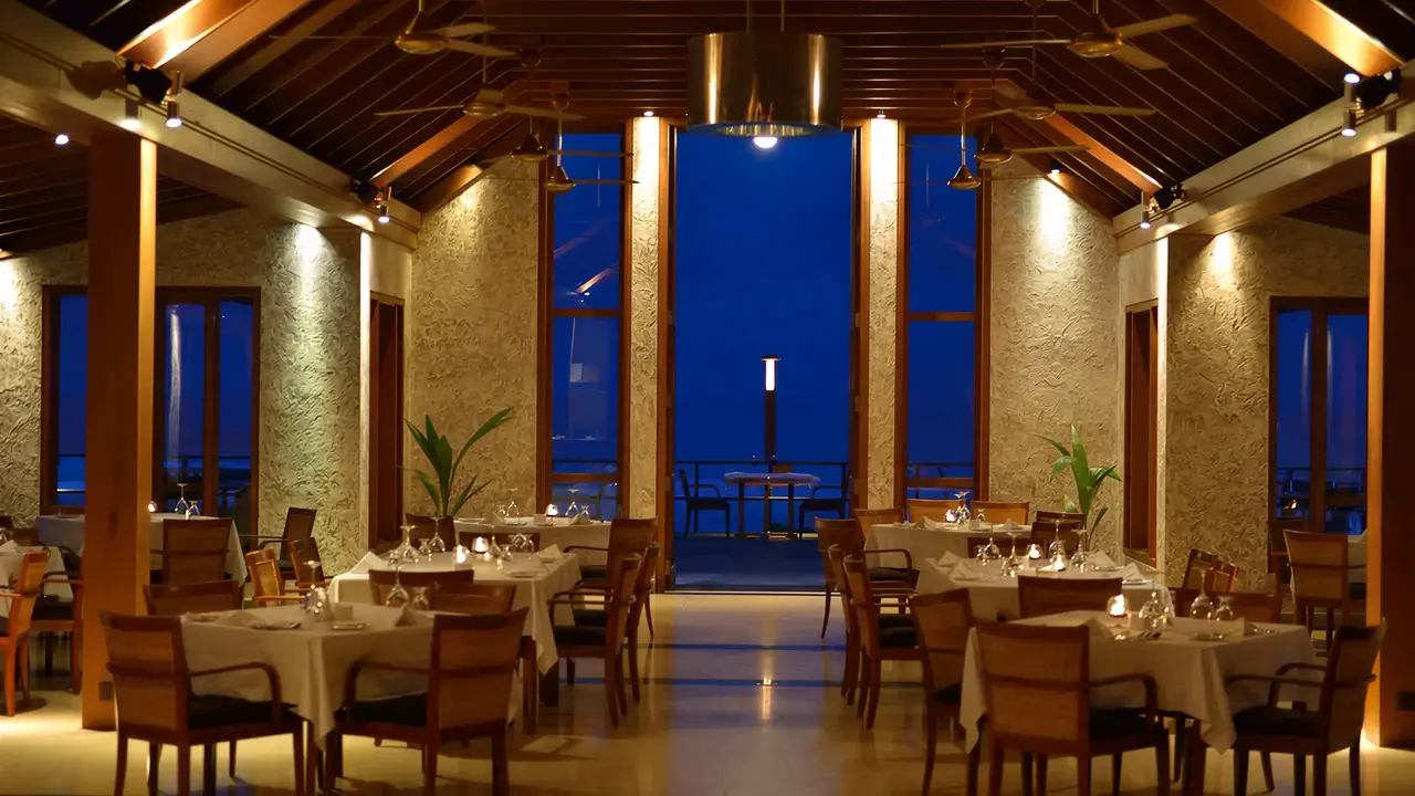 Elegancka restauracja w Villa Nautica z nakrytym stołem