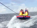 Goście Villa Nautica na dmuchanym bananie na wodzie