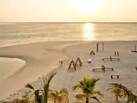 Piaszczysta plaża przy morzu w Villa Nautica