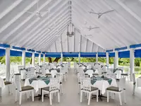 Jasna restauracja z białymi stołami w Villa Nautica