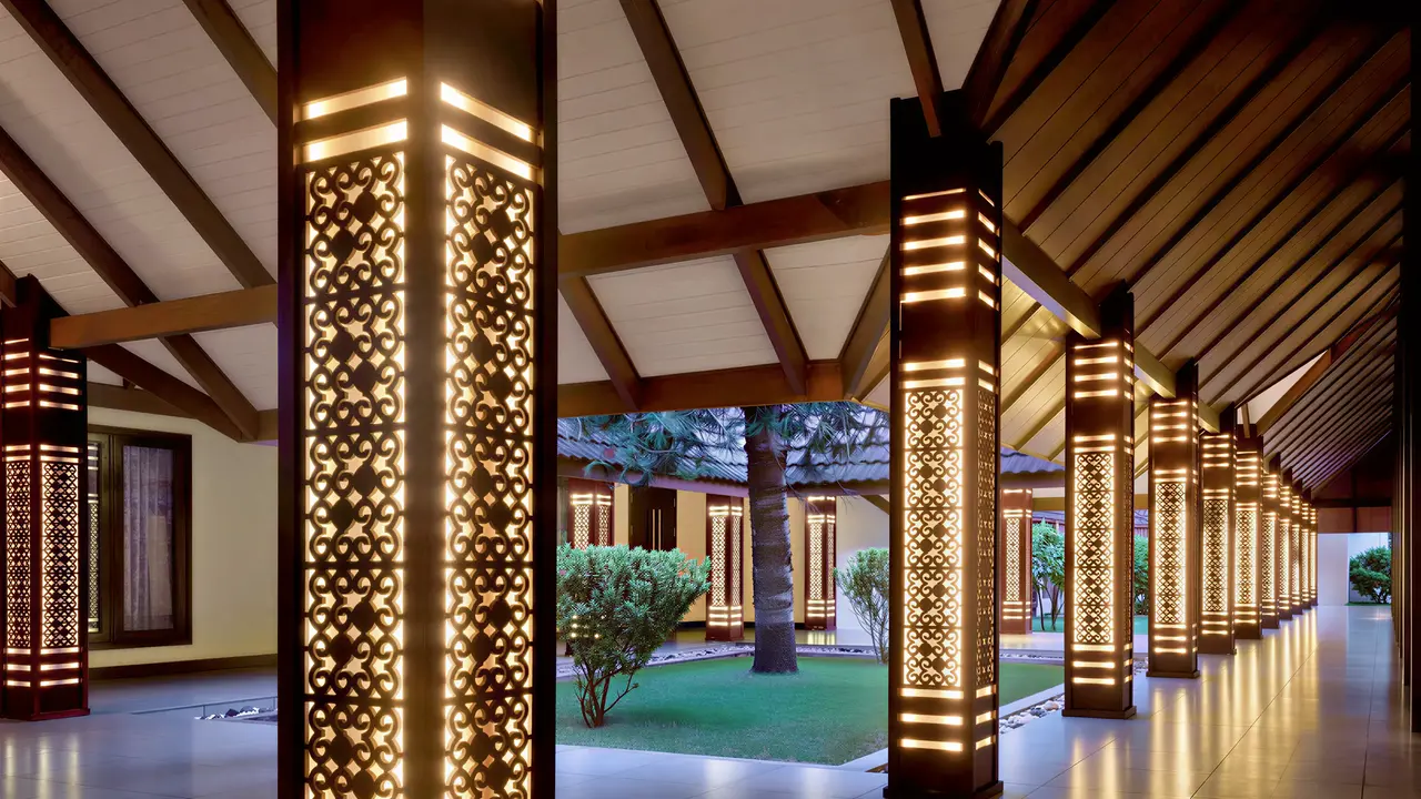 Elegancki korytarz z podświetlanymi kolumnami w Villa Nautica