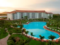 Basen przy hotelu Vinpearl Phu Quoc Resort