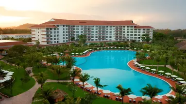 Basen przy hotelu Vinpearl Phu Quoc Resort