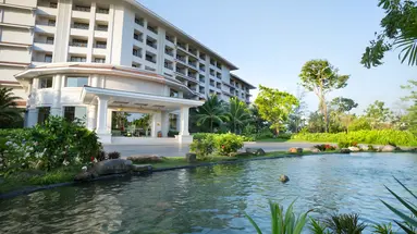 Fasada i wejście do hotelu Vinpearl Phu Quoc Resort
