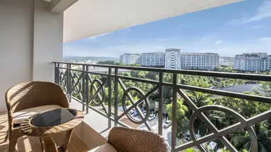 Balkon pokoju w Vinpearl Phu Quoc Resort