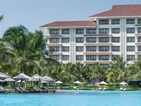 Basen przy hotelu Vinpearl Phu Quoc Resort