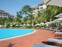 Basen i leżaki przy hotelu Vinpearl Phu Quoc Resort