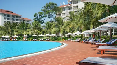 Basen i leżaki przy hotelu Vinpearl Phu Quoc Resort