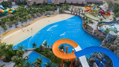 Zjeżdżalnie wodne i basen w Vinpearl Phu Quoc Resort