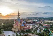 Widok na zabudowania hotelu Vinpearl Phu Quoc Resort