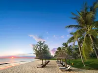 Leżaki na plaży przy Vinpearl Phu Quoc Resort