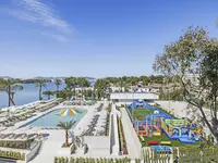 Widok na kompleks basenów i atrakcje Viva Eden Lago