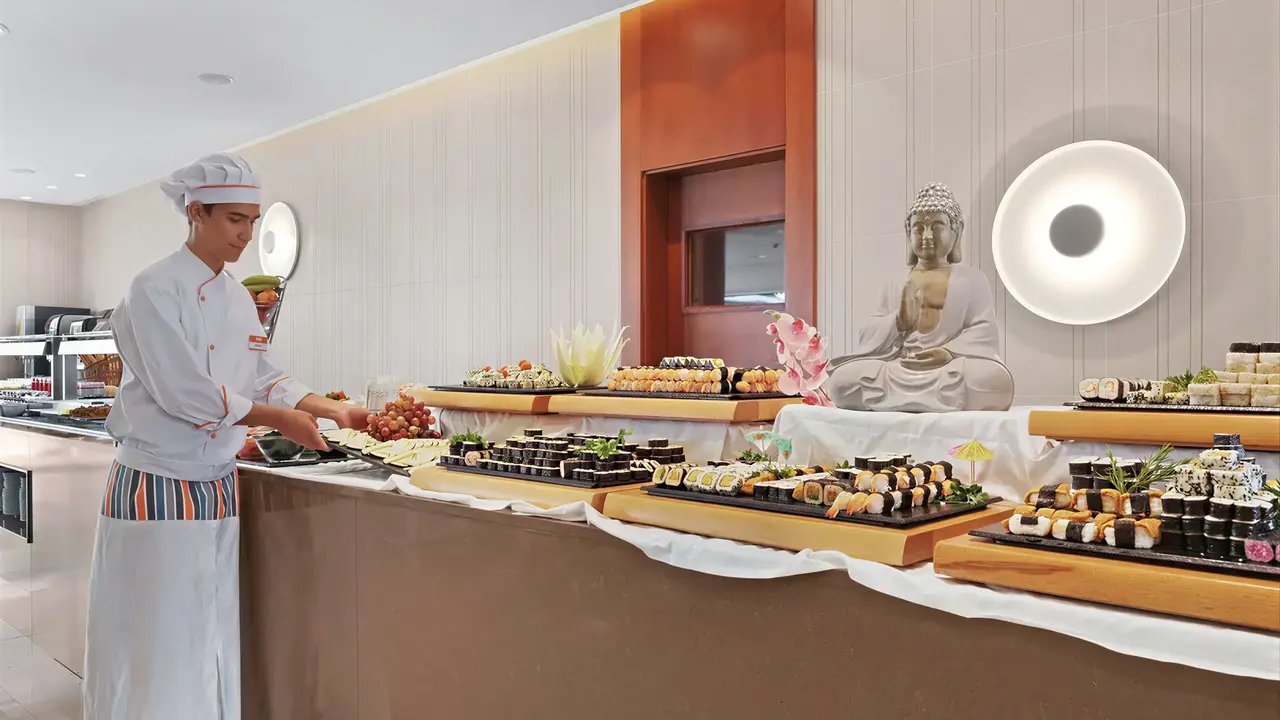 Kucharz przy bufecie z sushi w Viva Eden Lago
