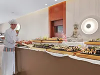 Kucharz przy bufecie z sushi w Viva Eden Lago