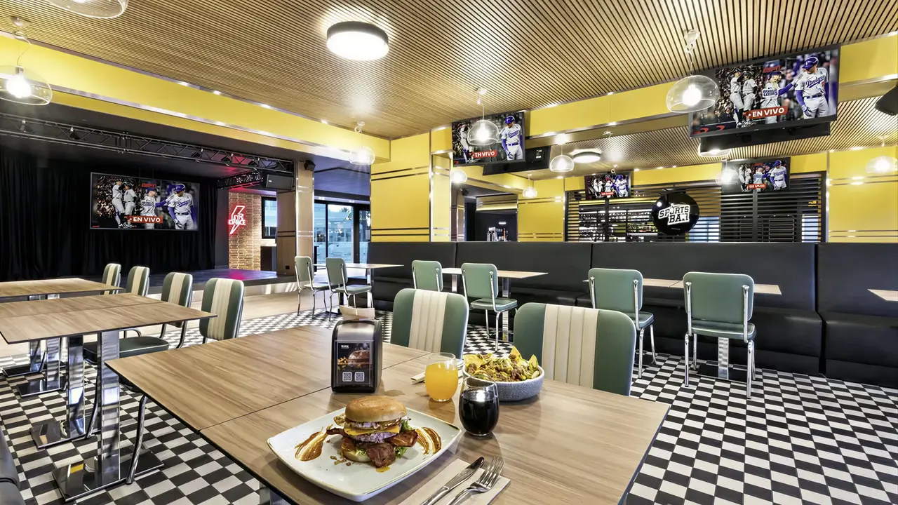 Restauracja w Viva Eden Lago z burgerem i frytkami
