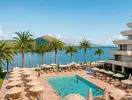 Basen z leżakami w hotelu Viva Eden Lago
