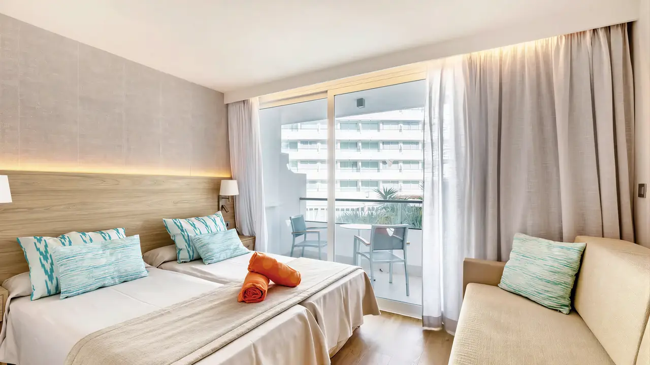 Nowoczesna sypialnia w Viva Eden Lago z widokiem na balkon