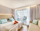 Nowoczesna sypialnia w Viva Eden Lago z widokiem na balkon