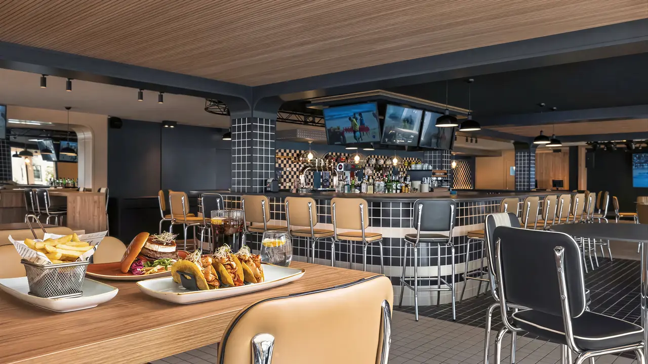 Bar z przekąskami w Viva Eden Lago